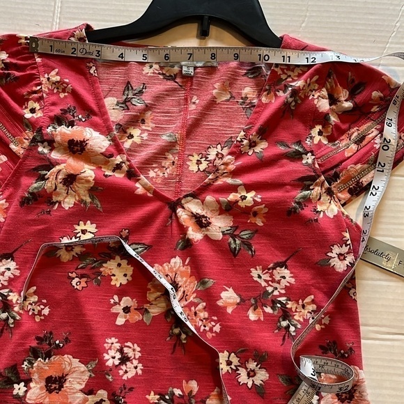 NWT-absolutely famous-S-pink floral-V-neck, lightweight, short sleeve top/blouse - Picture 9 of 11